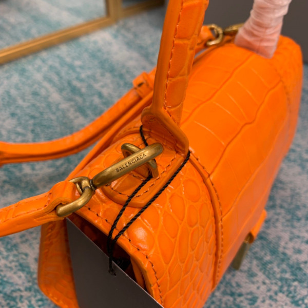 Ba*len*cia*ga hourglass