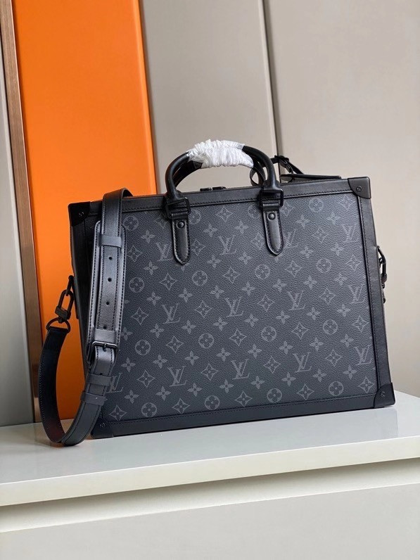 l0*is V*t0n soft trunk