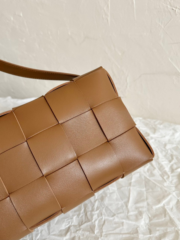 bo*te*ga Ve*ne*ta brick cassette