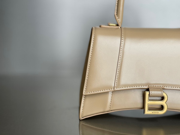 Ba*len*cia*ga hourglass