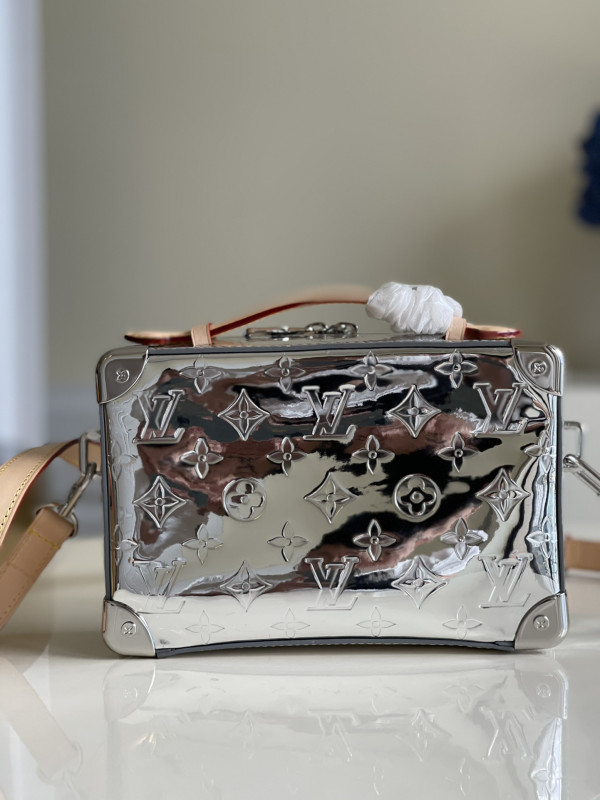 l0*is V*t0n handle trunk