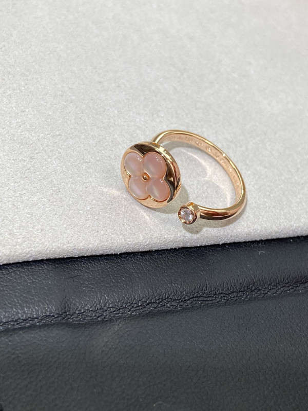 l0*is V*t0n earrings