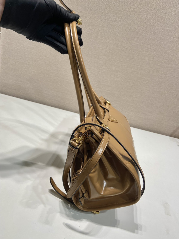 Pra*a medium leather handbag