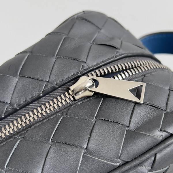 bo*te*ga Ve*ne*ta  intrecciato leather wallet-on-strap