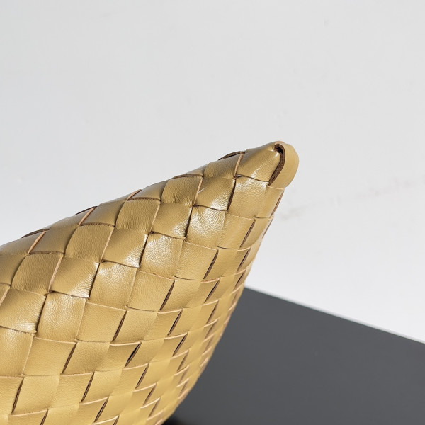 bo*te*ga Ve*ne*ta small hop