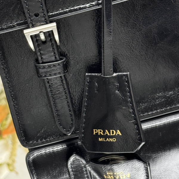Pra*a medium leather handbag